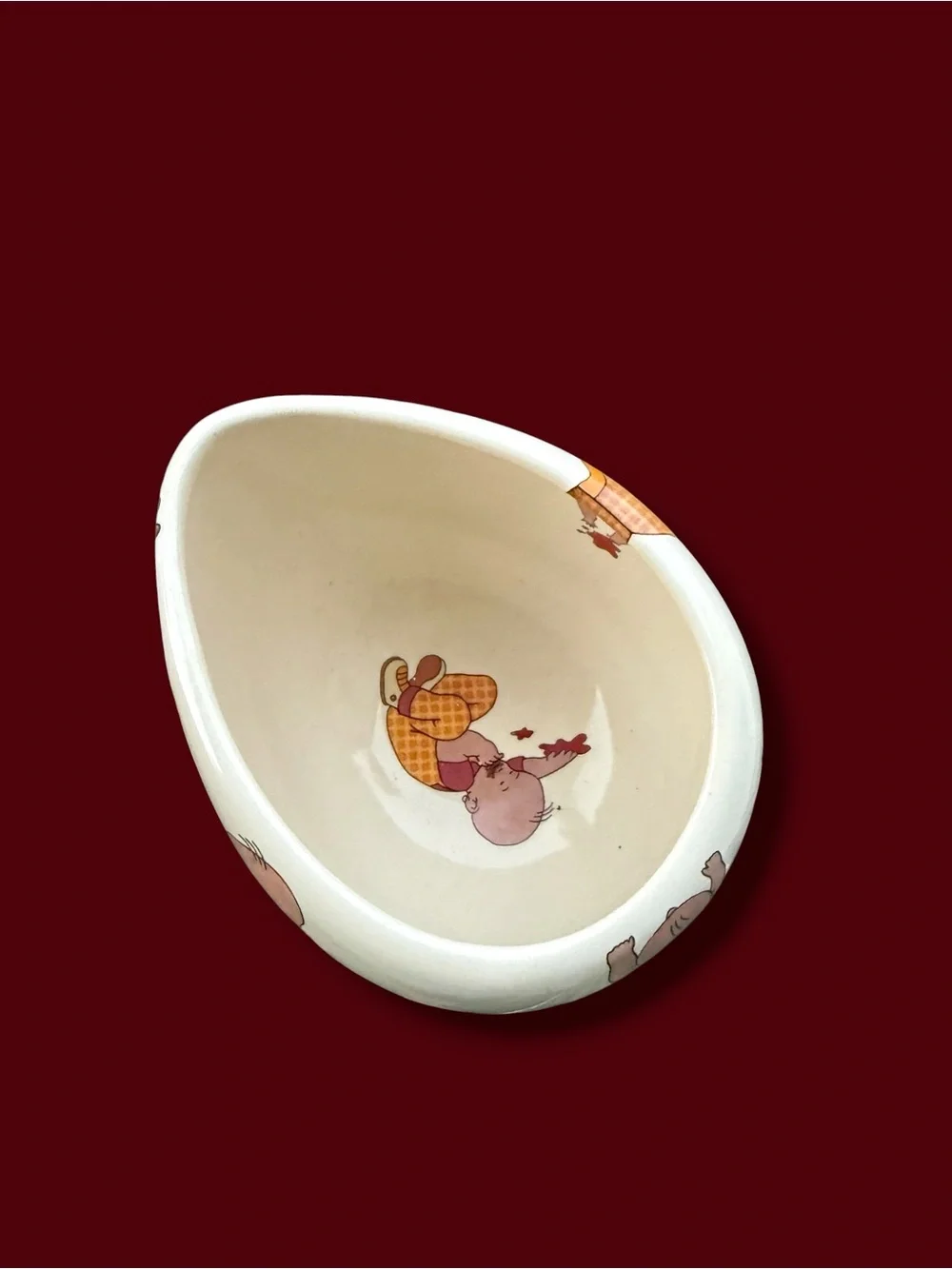 A pair of bows and saucer